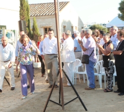 Su Majestad la Reina a su llegada recibe el saludo de las personas que asistieron al Foro